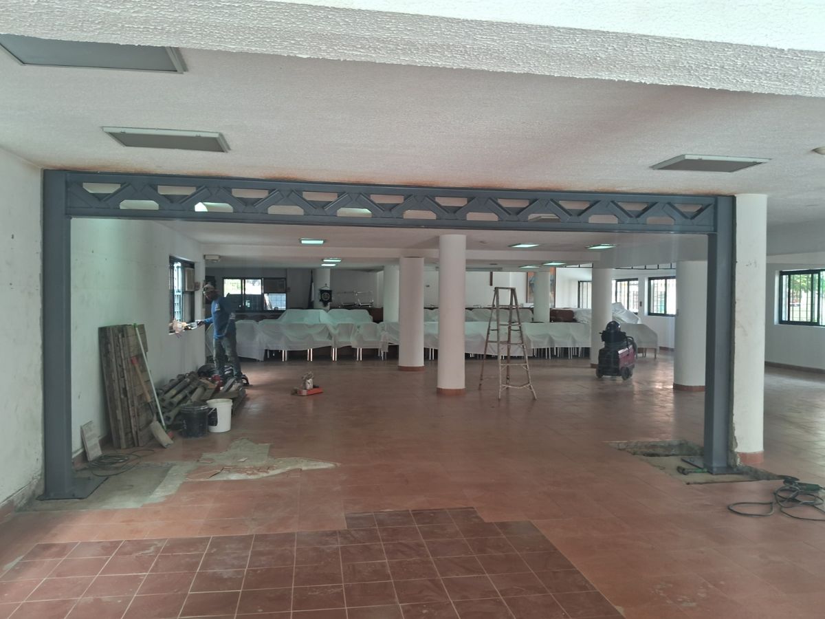 Pórtico de acero con viga de celosía — refuerzo estructural de edificación educativa en Caracas